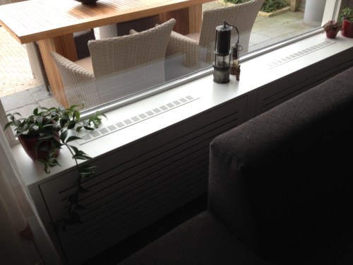 De ombouw voor de radiator is klaar. MET roosters voor de broodnodige circulatie. Ik ben voor. Dag dag, tot morgen!