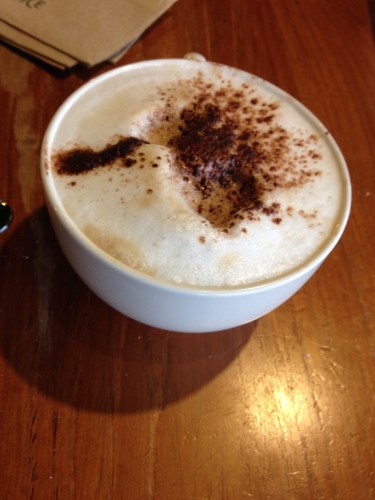 met een extra grote cappuccino en het fijne gezelschap van een jeugdvriendin