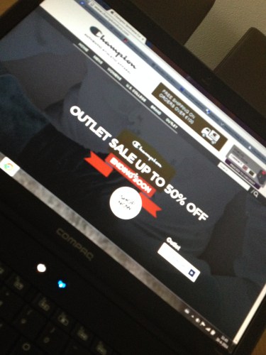 Zoeken naar de favoriete shirtjes van de man, helaas...niet te vinden