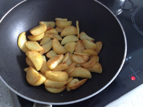 Ik bak aardappels goudbruin.