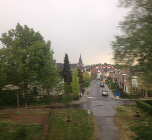 Einde van de werkdag. Op weg naar huis wordt de lucht steeds dreigender. In Voerendaal  vallen de eerste druppel