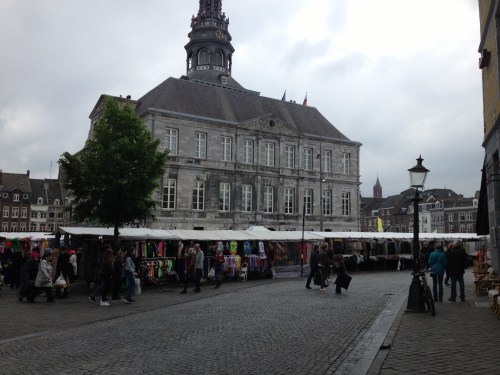 Voor de lunch nog snel met collega Céline een paar boodschappen doen. Vrijdag marktdag.