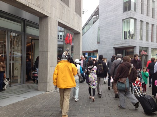 Een heel groep Japanners trekt voorbij. 