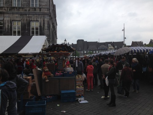 Bij de verse sappen staan de mensen in de rij.