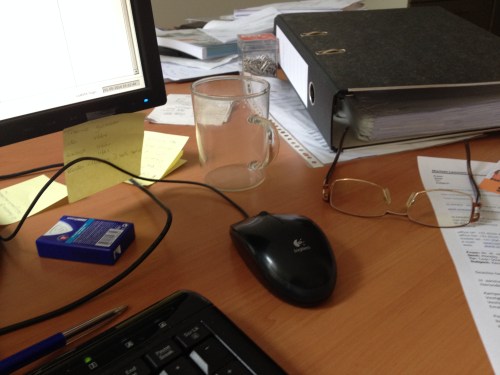 Thee is op en bureau ligt weer vol