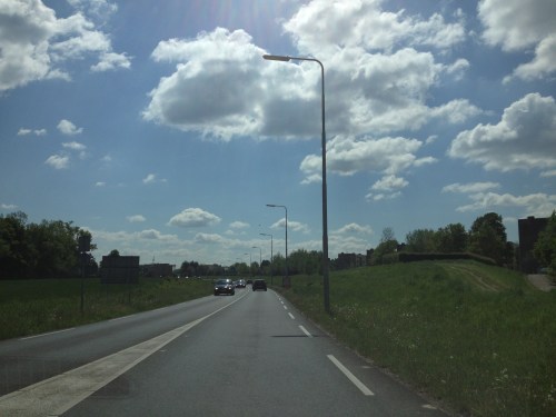 We gaan helemaal naar Duitsland. Daar aan het einde van de straat. We kunnen het  lopen, maar de auto heeft benzine nodig.