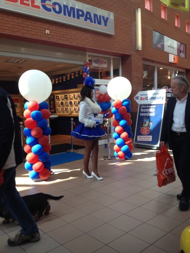 Euh?..ze deelt chocolaatjes uit geloof ik. Her verband ontgaat me.