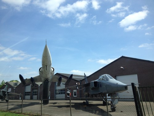 en vliegtuigen. Vreemde hobby . Vliegtuigen plaatsen in je voortuin.