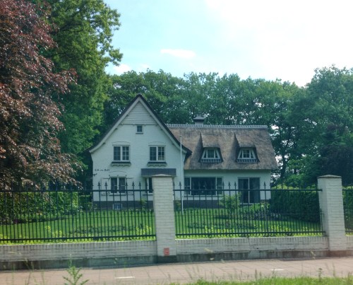 Van alle mooie huizen die langs deze weg staan is dit wel het mooiste.