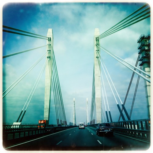 we gaan de brug over en zijn nu boven de rivieren.