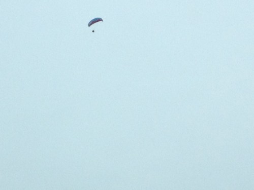 Hé, daar hangt iemand in de lucht. Waaghals