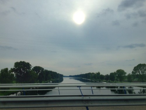 De zon kijkt wazig toe