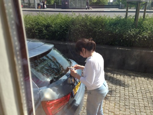 terwijl zus de auto poetst