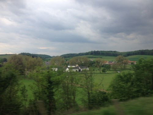 uh oh...donkeren wolken bedreigen de heuvels 