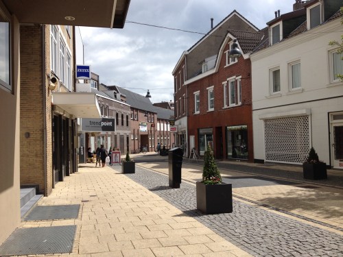 Op naar de bieb tijdens een van de zonnige momenten.