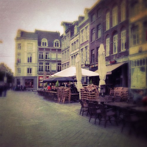 Ook Maastricht heeft last van de regen. Lege straten en pleinen