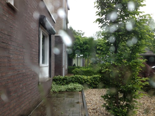 Ik moet er toch  aan geloven , boodschappen doen in de stromende regen..