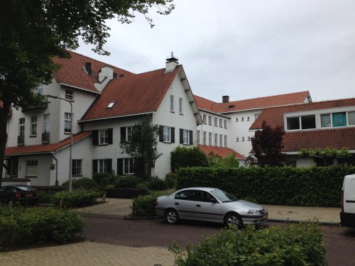 en wat ooit de huishoudschool was, wordt nu als woonruimte gebruikt. 