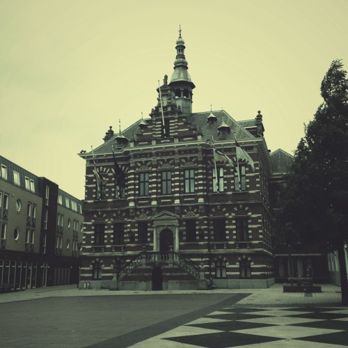 Ons oude stadhuis, een parel op een akelig kaal plein