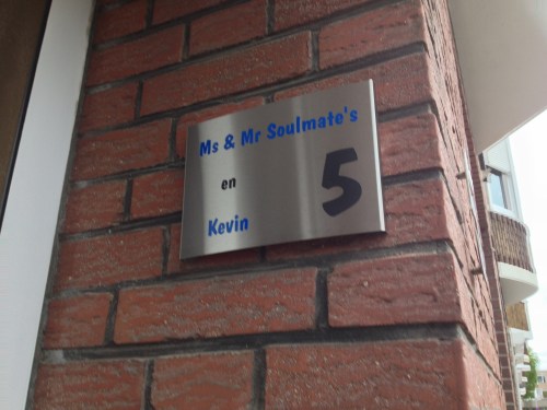 Op weg huis valt mijn oog op dit naambordje...Ik denk er het mijne van