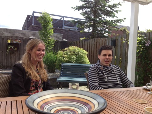 Oudste zoon en zijn vriendin staan op de stoep ..met bloemen!