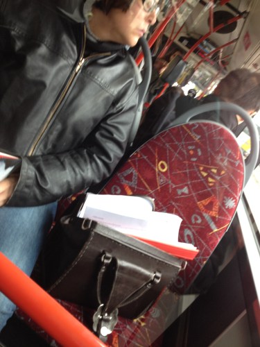 Deze breedzitter heb ik al vaker gezien, altijd dezelfde plek, tas op de stoel, boek in handen. Volle bus of geen volle bus, ik zit.