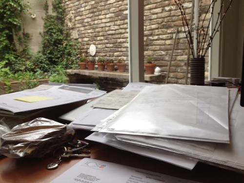 De stapel van vrijdag ligt er nog.