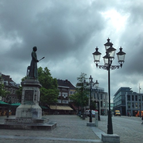 De markt,vanuit de bus gezien met het beeld van Minckeleers