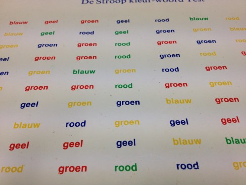 De pièce de resistance, niet de woorden opnoemen, maar de kleur waarin ze geschreven zijn. Weer op mijn handen zitten.