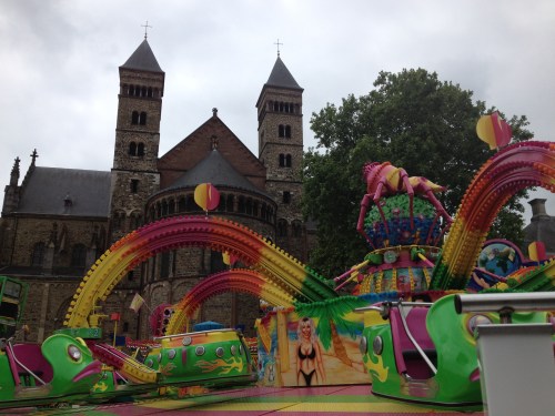 Bonte kleuren tegen ingetogen historie.