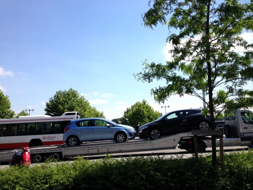 Er worden nieuwe auto's gebracht.....bij de buren.