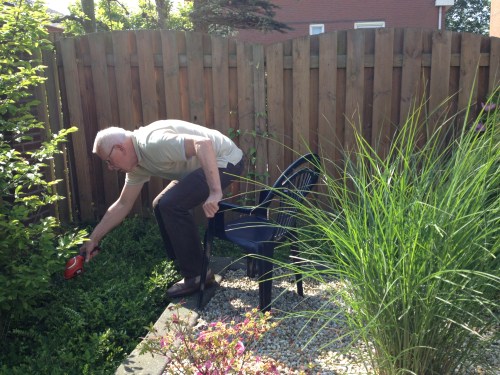 De man gaat er bij zitten