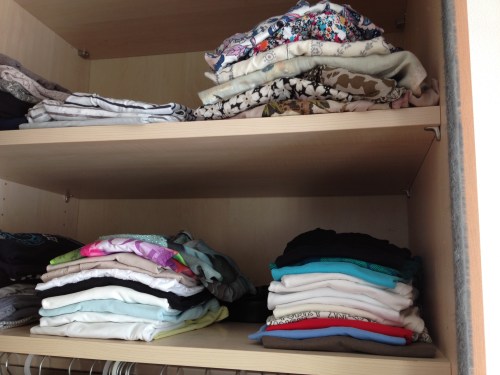 De weersverwachtigen vragen om drastische maatregelen. Winterkleren maken plaats voor de zomergarderobe.