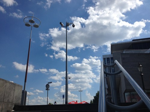 en moet ik voor een boodschap de deur uit.