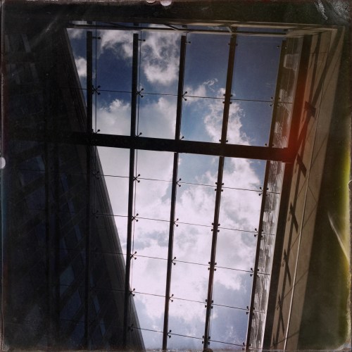 en roltrap op. Hoog Sammy, kijk omhoog Sammy want daar is de blauwe lucht.