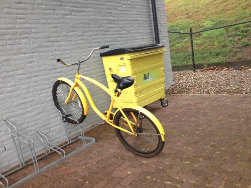 Het is geel en het past bij de container...maar geen zon