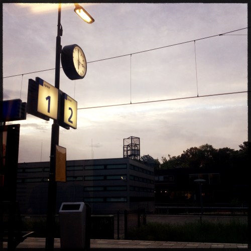 Om een minuut voor zes vanuit  de  trein de dag zien ontwaken.