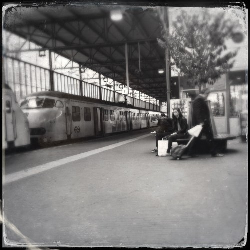 Eindhoven, De eerste overstap Tijd voor koffie en bekijken. Sitting on a platform, waiting for your train to come. ~James Morrison