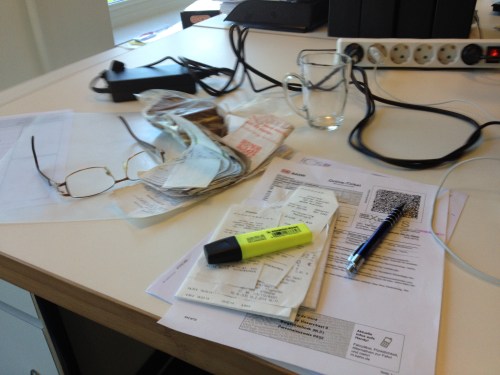 Mijn tijdelijke bureau ligt al snel weer vol