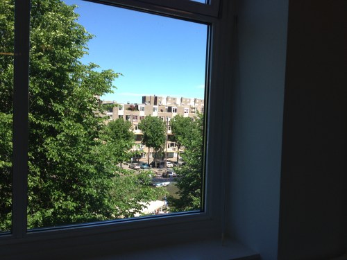 Ondertussen blijft de lucht blauw en heeft de zon het buiten voor het zeggen.