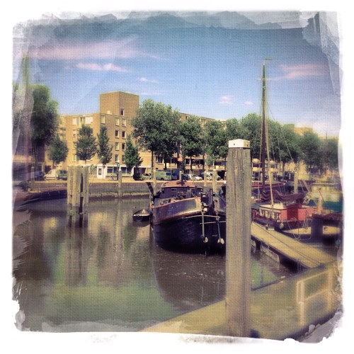 In het zonnetje wachten op de man. Er valt hier ook genoeg te zien.