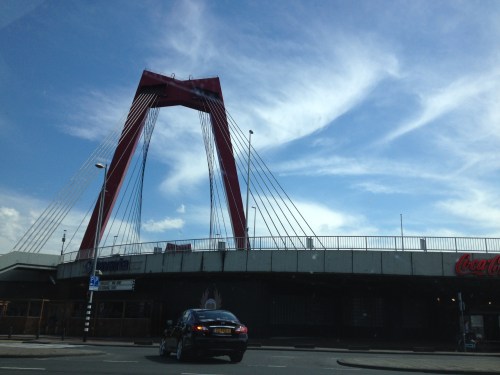 De Willemsbrug aan de andere kant. Rotterdam heeft 't gewoon allemaal.