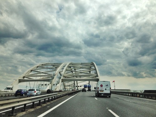 Wat hangt daar nou boven de  Brienenoord?