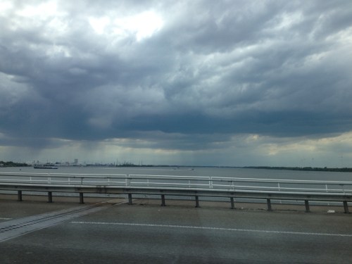 Uitzicht vanaf de Moerdijk. Het regent boven het Hollandsch Diep