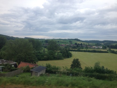 Dikke wolken boven de heuvels voorspellen niet veel goeds.