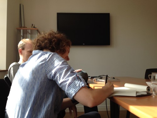 Duitse les. Collega Céline is weer ijverig aan het schrijven.