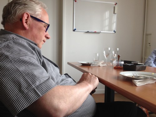 Zelfs de directeur doet mee..