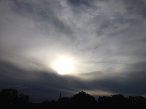 De zon stelt zich verdekt op, geen goed begin volgens mij.