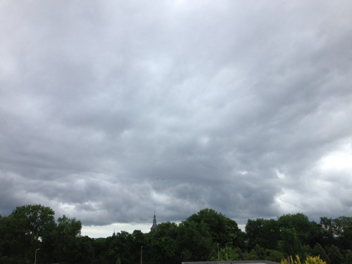 Niet veel later is er geen zon meer te bekennen.