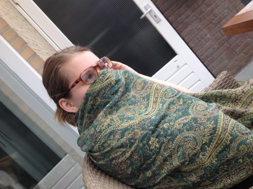 Dochter op bezoek. Is ze moslima geworden of wil ze gewoon niet op de foto? Hoe dan ook, ik ben blij dat ze er is.